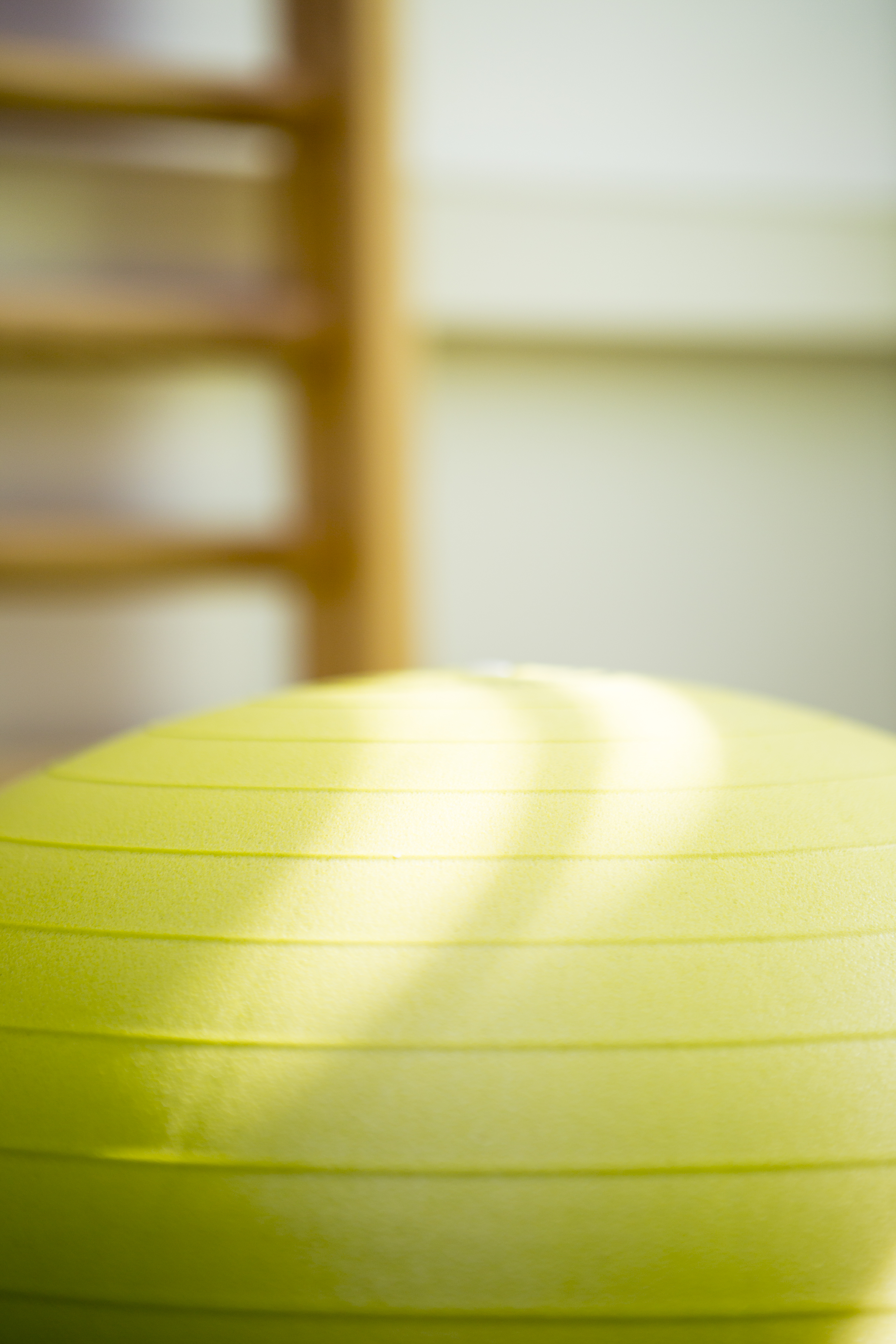 Grüner Gymnastikball in einem Behandlungsraum